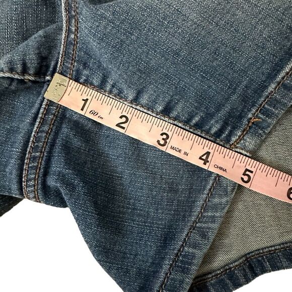 Torrid ~ Blue denim shorts ~ size 14 ~ 2% spandex for added comfort - Picture 5 of 7